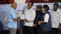 Wakil Komandan Penggalangan TKN, Sangap Surbakti  saat menerima dokumen deklarasi dari DPP INKOP TKBM (Induk Koperasi Tenaga Kerja Bongkar Muat) di Kawasan Kertanegara, Jakarta, Jamat (19/1/2024) malam. 