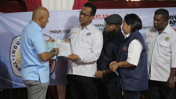 Momen Inkop TKBM Deklarasi Dukung Prabowo-Gibran Induk Koperasi Tenaga Kerja Bongkar Muat (INKOP TKBM) mendeklarasikan dukungan untuk pasangan capres-cawapres nomor urut 2 Prabowo Subianto-Gibran Rakabuming Raka. Inkop TKBM berharap eksistensi usaha koperasi tenaga bongkar muat terjamin, Jumat (19/1/2024).