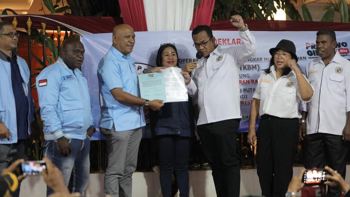 Momen Inkop TKBM Deklarasi Dukung Prabowo-Gibran Induk Koperasi Tenaga Kerja Bongkar Muat (INKOP TKBM) mendeklarasikan dukungan untuk pasangan capres-cawapres nomor urut 2 Prabowo Subianto-Gibran Rakabuming Raka. Inkop TKBM berharap eksistensi usaha koperasi tenaga bongkar muat terjamin, Jumat (19/1/2024).
