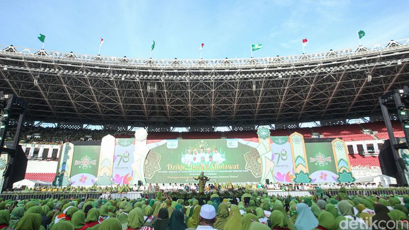 Muslimat Nahdlatul Ulama (NU) menggelar harlah ke-78 di Stadion Utama Gelora Bung Karno, Senayan, Jakarta, Sabtu (20/1/2024). Presiden Joko Widodo (Jokowi) hadir disambut oleh Ketua Umum Pimpinan Pusat (PP) Muslimat NU Khofifah Indar Parawansa. Foto: Rifkianto Nugroho