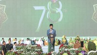 Presiden Joko Widodo hadir di GBK pukul 6.30 WIB. Dia mengenakan peci, jas dengan dipadukan dengan sarung hijau. Memasuki panggung, Jokowi sempat berinteraksi dengan jemaat Muslimat NU yang hadir. Jokowi bersalaman dan beberapa dari mereka meminta foto bersama.