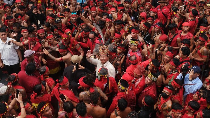 Calon Presiden nomor urut 2 Prabowo Subianto (tengah) melambaikan tangan saat menghadiri Bahaupm Bide Bahana (Silaturahim) Pasukan Merah TBBR di Pontianak, Sabtu (20/1/2024). Pada acara yang dihadiri ratusan warga Suku Dayak yang tergabung dalam Pasukan Merah Tariu Borneo Bangkule Rajakng (TBBR) tersebut Prabowo Subianto mendapat permintaan untuk memperhatikan pendidikan anak-anak masyarakat Dayak. ANTARA FOTO/Jessica Wuysang/aww.