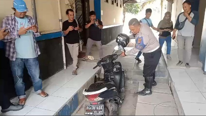 Motor emak-emak viral bonceng 7 di Jembatan Ampera diamankan polisi.