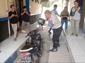Emak-emak Bonceng 7 Bawa Bocah di Jembatan Ampera Ditangkap-Ditilang!