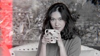 Segelas minuman hangat disantap Nana untuk memulai harinya. Sambil duduk bersantai ia menggenggam secangkir minuman sebelum beraktivitas. Foto: Instagram/nanamirdad_