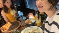 Kedekatan Nana Mirdad dan Sarah, anak perempuannya selalu harmonis. Girls time dengan makan malam bersama dilakukan oleh ibu dan anak ini. Foto: Instagram/nanamirdad_
