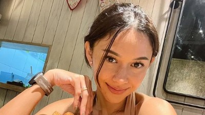 Nana Mirdad yang Rajin Masak Juga Suka Minum Es Kelapa