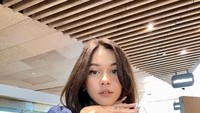 Pada media sosialnya, Nana Mirdad seringkali membagikan menu sehat. Ia kini lebih fokus mengonsumsi asupan makanan yang sehat seperti air kelapa. Foto: Instagram/nanamirdad_