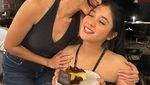 Nana Mirdad yang Rajin Masak Juga Suka Minum Es Kelapa