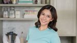 Nana Mirdad yang Rajin Masak Juga Suka Minum Es Kelapa