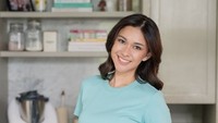 Sebagai ibu, Nana juga begitu memerhatikan asupan keluarganya. Masak untuk seluruh anggota keluarga di rumah menjadi rutinitas hariannya. Foto: Instagram/nanamirdad_