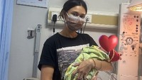 Nana Mirdad dikejutkan dengan penemuan bayi terlantar oleh asisten rumah tangganya. Bayi yang lemas tersebut ditemukan di antara semak belukar yang lebat. Foto: Instagram/nanamirdad_