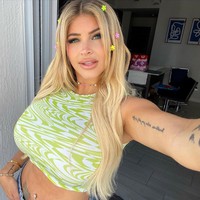 Label itu dia dapatkan setelah menjalani berbagai prosedur kecantikan, termasuk tiga operasi pembesaran payudara. Foto: Instagram/@neyleenashley