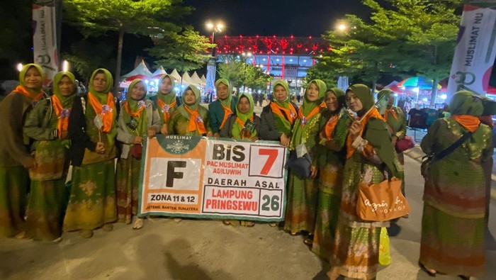 Para peserta Harlah Muslimat NU dari luar kota (Wildan/detikcom)