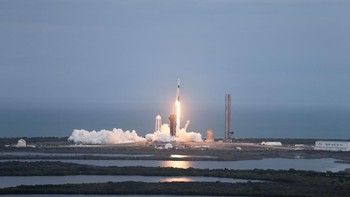 Kapsul SpaceX Crew Dragon yang membawa kuartet Axiom lepas landas sekitar satu jam sebelum matahari terbenam dari Kennedy Space Center NASA di Cape Canaveral, memulai penerbangan yang direncanakan selama 36 jam ke laboratorium yang mengorbit.