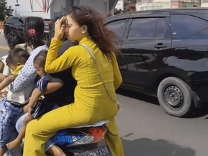 Panik Keluarga Meninggal Bikin Emak-emak Nekat Bonceng 7 di Palembang