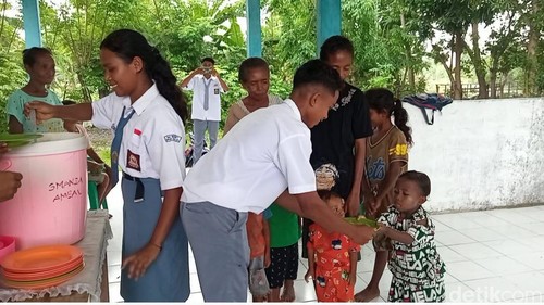 Pengurus Osis dan para guru di SMAN I Amfoang Barat Laut, Kabupaten Kupang, NTT saat memberikan makanan tambahan bagi 21 balita stunting, Rabu (17/1/2024). (Dok. Osis SMAN I Ambal).