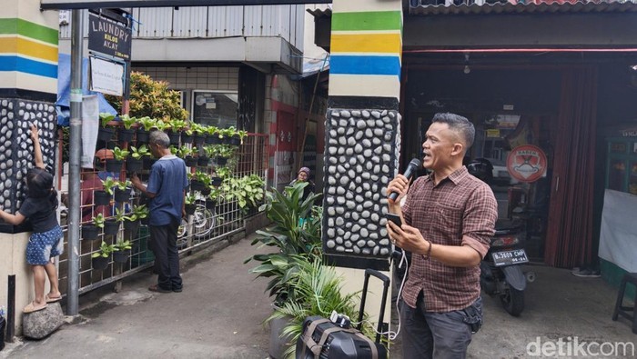 Pengamen jalanan di Gang RS Mata Kota Bandung.