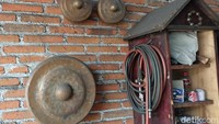 Beberapa gong hasil karya Suwanto yang berada di bengkel miliknya.