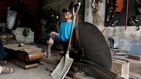 Pembuatan gamelan Suwanto saat ini sudah menggunakan mesin modern untuk mempermudah proses penempaan. Suwanto pun mengurangi tenaga kerja yang seharusnya membutuhkan bantuan 4-5 orang, kini cukup dengan 1 mesin bertenaga dinamo itu.