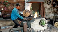 Bengkel pandai besi berukuran 8x12 meter itu sudah dijalankan secara turun temurun oleh keluarga Suwanto (70)