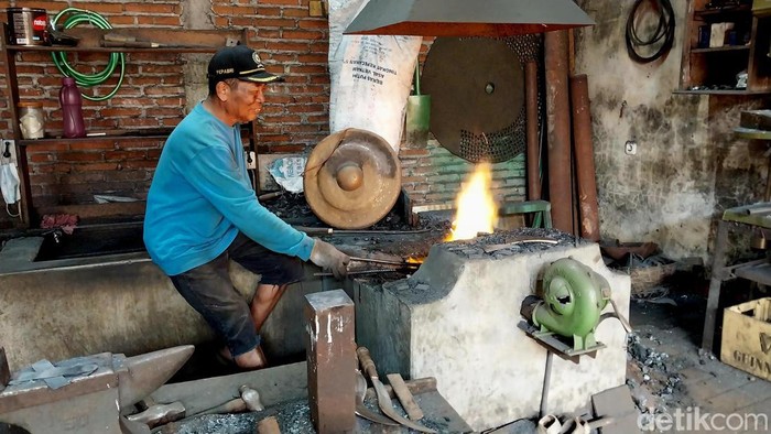 Suwanto masih melestarikan pembuatan Gong di Junrejo, Kota Batu hingga kini, Sabtu (20/1/2023).