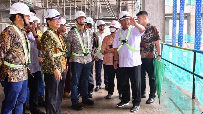 Peninjauan progres pembangunan Rumah Sakit Khusus Jantung, Otak, dan Kanker di Makassar.