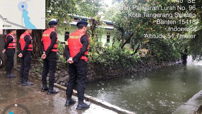 Personel Brimob Polda Metro Jaya bersiaga di sejumlah titik Jakarta, lokasi rawan banjir