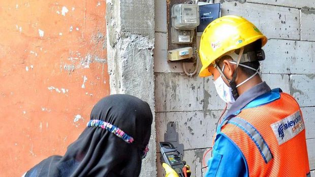 Petugas menggunakan fitur Swacam di PLN Mobile