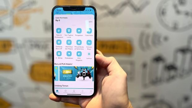 Petugas menggunakan fitur Swacam di PLN Mobile