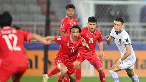 Ekspresi pesepak bola Timnas Indonesia Pratama Arhan (kiri) usai memenangi pertandingan melawan Vietnam pada laga kedua penyisihan grup D Piala Asia 2023 di Stadion Abdullah Bin Khalifah, Doha, Qatar, Jumat (19/1/2024). Indonesia menang 1-0 atas Vietnam. ANTARAFOTO/Yusran Uccang/rwa.