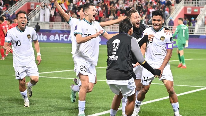 Ekspresi pesepak bola Timnas Indonesia Pratama Arhan (kiri) usai memenangi pertandingan melawan Vietnam pada laga kedua penyisihan grup D Piala Asia 2023 di Stadion Abdullah Bin Khalifah, Doha, Qatar, Jumat (19/1/2024). Indonesia menang 1-0 atas Vietnam. ANTARAFOTO/Yusran Uccang/rwa.
