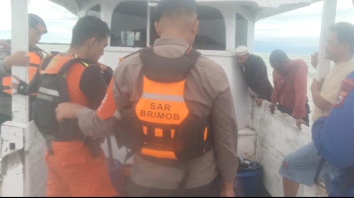 Kapal KM Annisa Amalia 08 yang membawa 8 orang anak buah kapal (ABK) mengalami mati mesin di perairan Kabupaten Pinrang, Sulawesi Selatan (Sulsel).