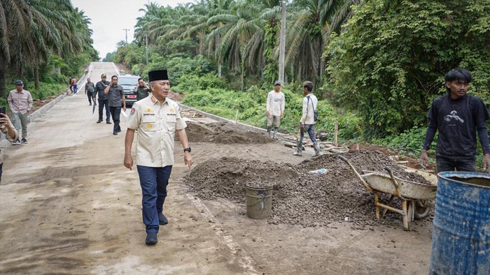 Pj Bupati Muba Apriyadi Mahmud mengecek pembangunan jalan yang hubungkan 4 desa di Muba, Jumat (19/1/2024).