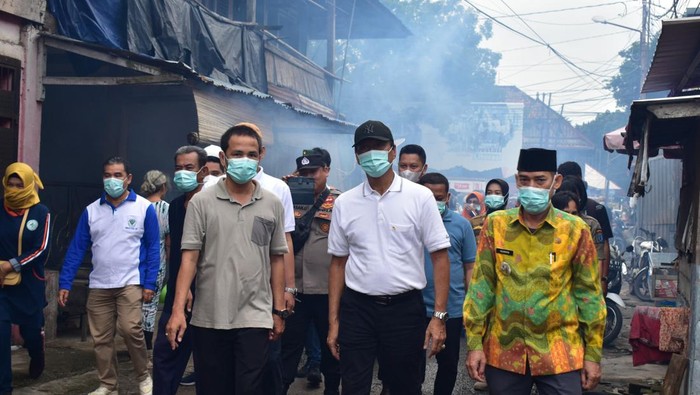 Pj Bupati OKI Asmar Wijaya melakukan pengasapan dan fogging untuk pencegahan DBD di OKI.
