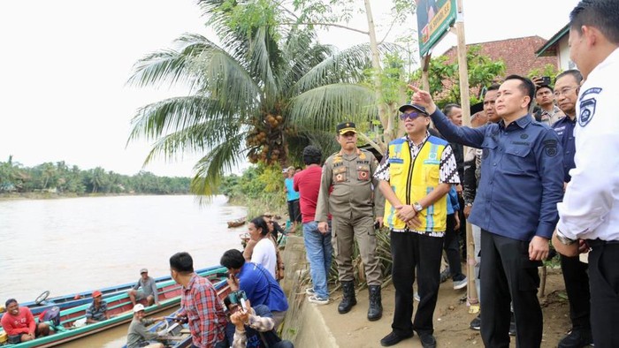 Pj Gubernur Sumsel Agus Fatoni saat meninjau banjir di Muratara.