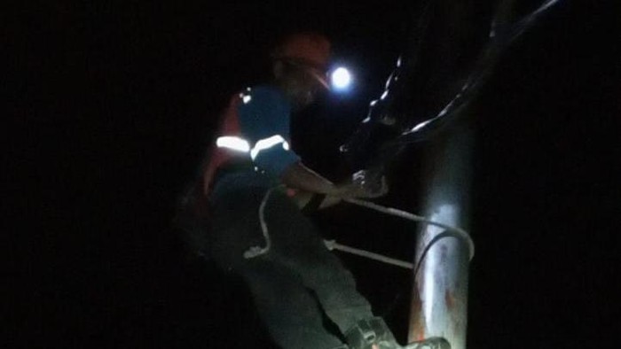 PLN memperbaiki kabel menjuntai di jalan umum Tana Toraja.