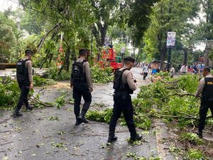 Hujan Angin di Kudus, Pohon Tumbang Tutup Jalan Dawe-Gebog
