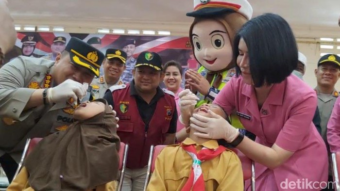 Polresta Banyuwangi Bantu Percepatan Vaksinasi Polio Polresta Banyuwangi menggelar imunisasi serentak di 24 titik. Sasarannya 1.806 anak usia 0 - 7 tahun, Sabtu (20/1/2023)