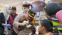 Capaian vaksinasi polio di Banyuwangi mencapai 92 persen. Untuk mendukung percepatan capaian vaksinasi hingga 100 persen, Polresta Banyuwangi menggelar imunisasi serentak di 24 titik.