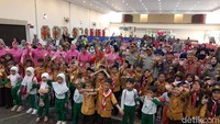 Kapolresta Banyuwangi Kombes Pol Nanang Haryono mengatakan imunisasi polio ini dilakukan serentak di 24 titik dengan melibatkan 186 tenaga kesehatan dari sie dokkes Polresta dan Dinas Kesehatan.