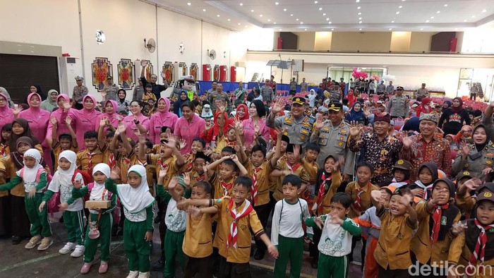 Polresta Banyuwangi Bantu Percepatan Vaksinasi Polio Polresta Banyuwangi menggelar imunisasi serentak di 24 titik. Sasarannya 1.806 anak usia 0 - 7 tahun, Sabtu (20/1/2023)