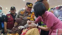 Vaksinasi polio tersebut juga melibatkan Bhayangkari Polresta Banyuwangi dengan dihadiri oleh Asisten Bidang Pemerintah dan Kesejahteraan Arief Setiawan serta PLT Kepala Dinkes Amir Hidayat.