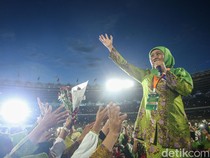 Potret Khofifah Pimpin Salawat dalam Harlah Muslimat NU di GBK