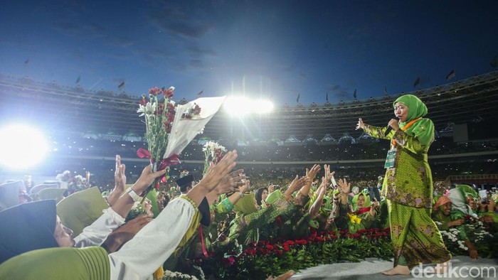 Potret Khofifah Pimpin Salawat dalam Harlah Muslimat NU di GBK Ketua Muslimat NahdlatulΒ Ulama (NU) Khofifah Indar Parawansa memimpin shalawat di Stadion Utama Gelora Bung Karno (SUGBK), Jakarta, Sabtu (20/1/2024).