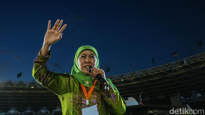 Ketua Muslimat Nahdlatul Ulama (NU) Khofifah Indar Parawansa memimpin shalawat di Stadion Utama Gelora Bung Karno (SUGBK), Jakarta, Sabtu (20/1/2024).