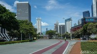 Langit biru Jakarta kerap menjadi perhatian, lantaran ibu kota sering kali menempati posisi atas sebagai kota paling berpolusi.