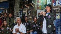 Personel grup musik Slank Bimbim (kanan) bersama calon presiden nomor urut 3 Ganjar Pranowo (kedua kiri) dan calon wakil presiden Mahfud MD (kiri) menyampaikan sambutan saat deklarasi dukungan di jalan Potlot, Jakarta, Sabtu (20/1/2024).