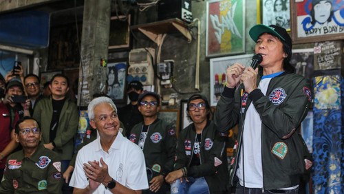 Calon presiden nomor urut 3 Ganjar Pranowo (kedua kanan) bersama cawapres Mahfud MD (kiri) menerima surat dukungan dari personel grup musik Slank Bimbim (kanan) dan Kaka (kedua kiri) saat deklarasi dukungan di jalan Potlot, Jakarta, Sabtu (20/1/2024). Deklarasi tersebut sebagai dukungan dari grup musik Slank untuk memenangkan pasangan Ganjar-Mahfud pada Pilpres 2024. ANTARA FOTO/Asprilla Dwi Adha/nz