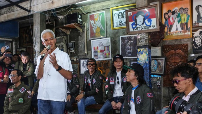Calon presiden nomor urut 3 Ganjar Pranowo (kedua kanan) bersama cawapres Mahfud MD (kiri) menerima surat dukungan dari personel grup musik Slank Bimbim (kanan) dan Kaka (kedua kiri) saat deklarasi dukungan di jalan Potlot, Jakarta, Sabtu (20/1/2024). Deklarasi tersebut sebagai dukungan dari grup musik Slank untuk memenangkan pasangan Ganjar-Mahfud pada Pilpres 2024. ANTARA FOTO/Asprilla Dwi Adha/nz